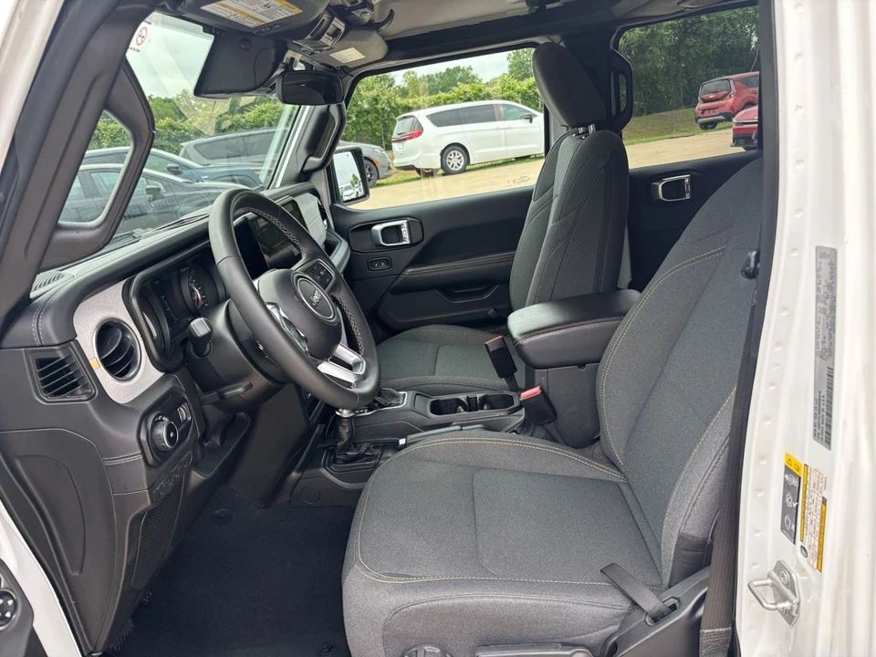 2025 Jeep JL Wrangler - Image 22 of 31