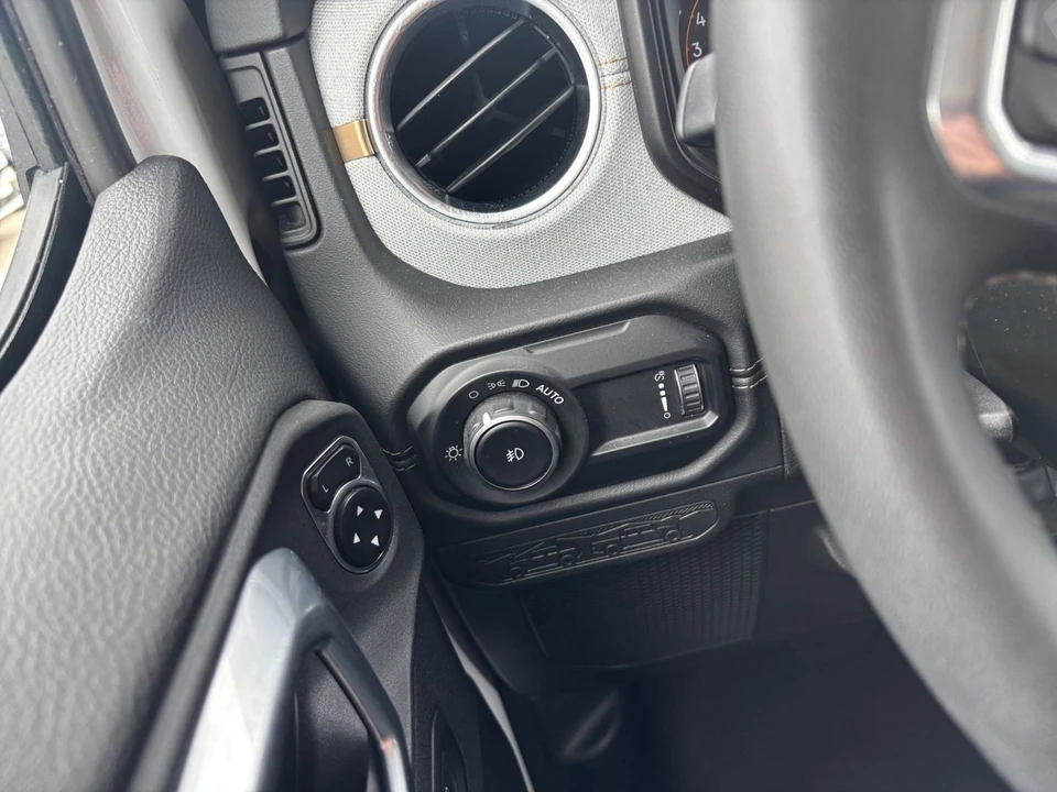 2025 Jeep JL Wrangler - Image 29 of 31