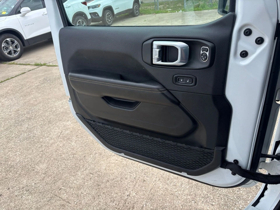 2025 Jeep JL Wrangler - Image 15 of 31