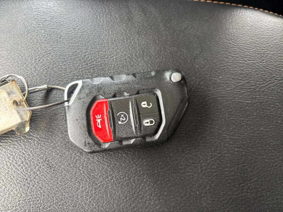 2025 Jeep JL Wrangler - Image 17 of 31