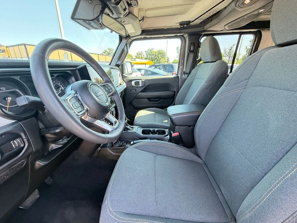 2025 Jeep JL Wrangler - Image 27 of 31