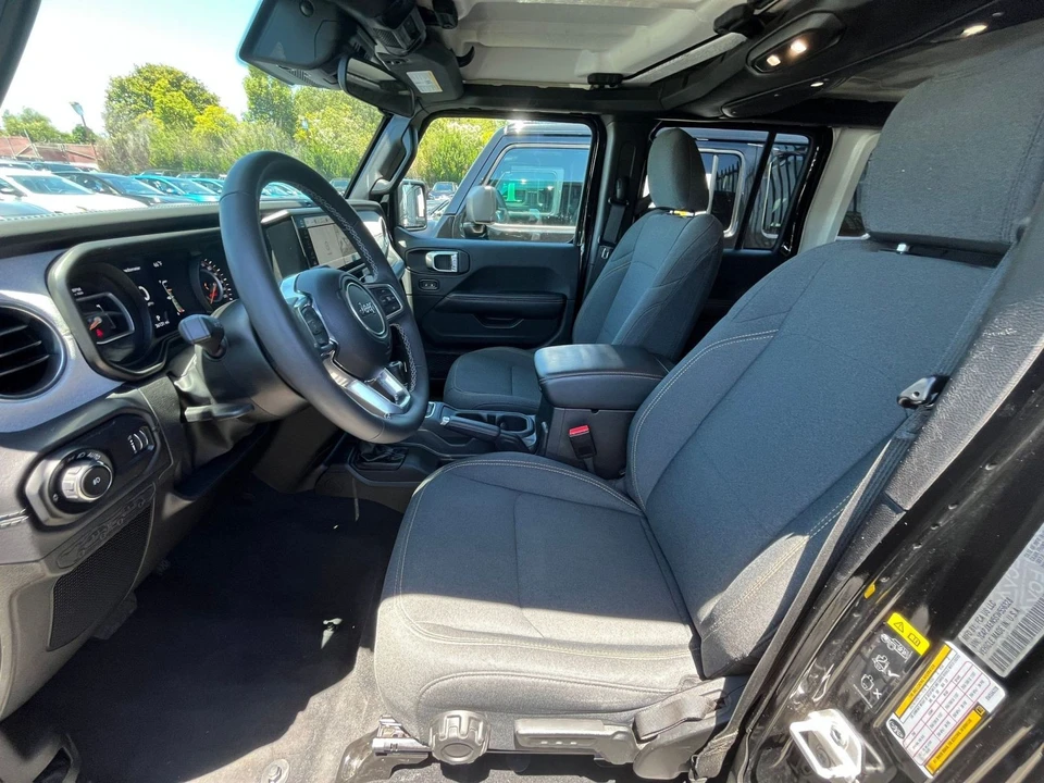 2025 Jeep JL Wrangler - Image 28 of 31