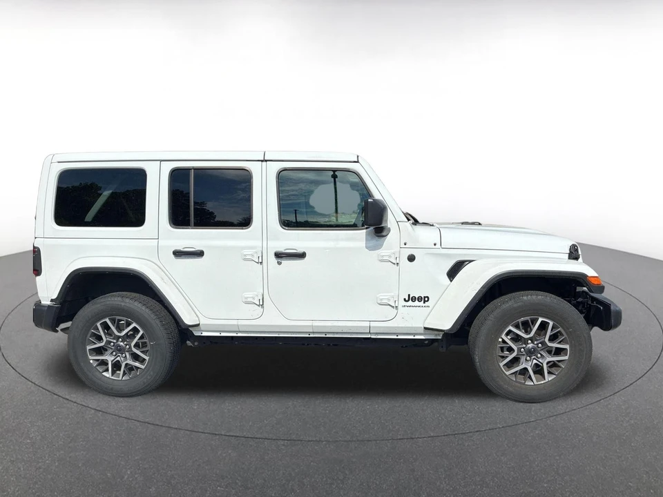 2025 Jeep JL Wrangler - Image 15 of 20
