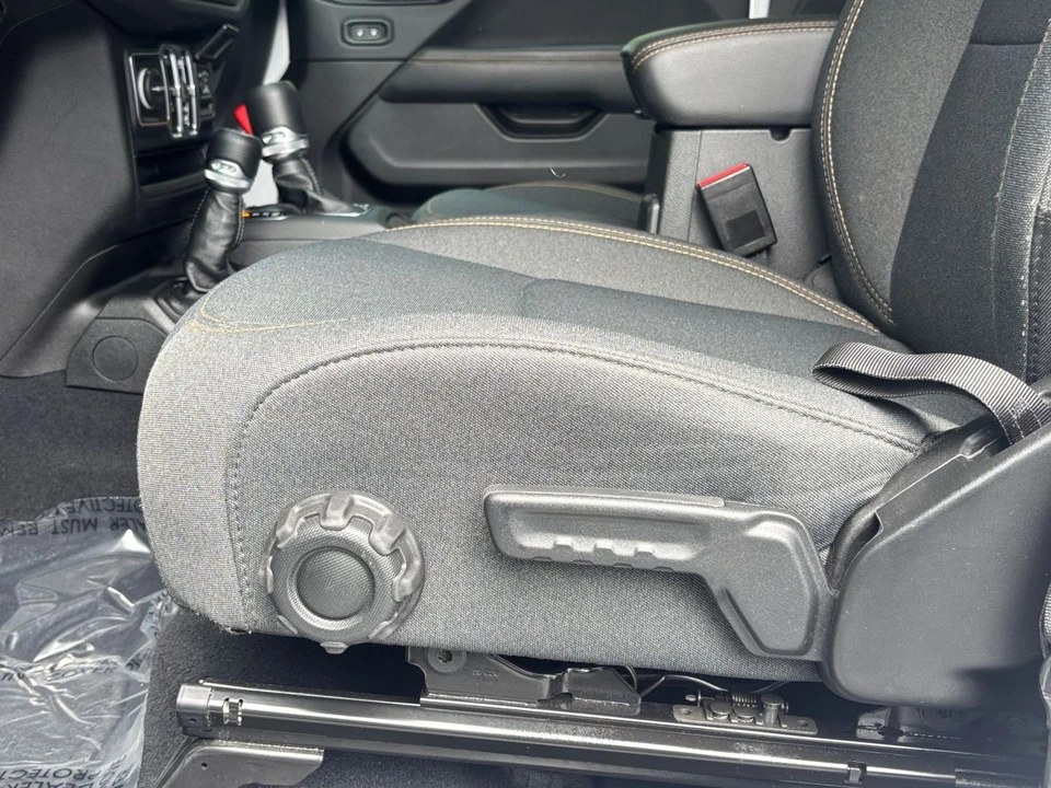 2025 Jeep JL Wrangler - Image 25 of 31