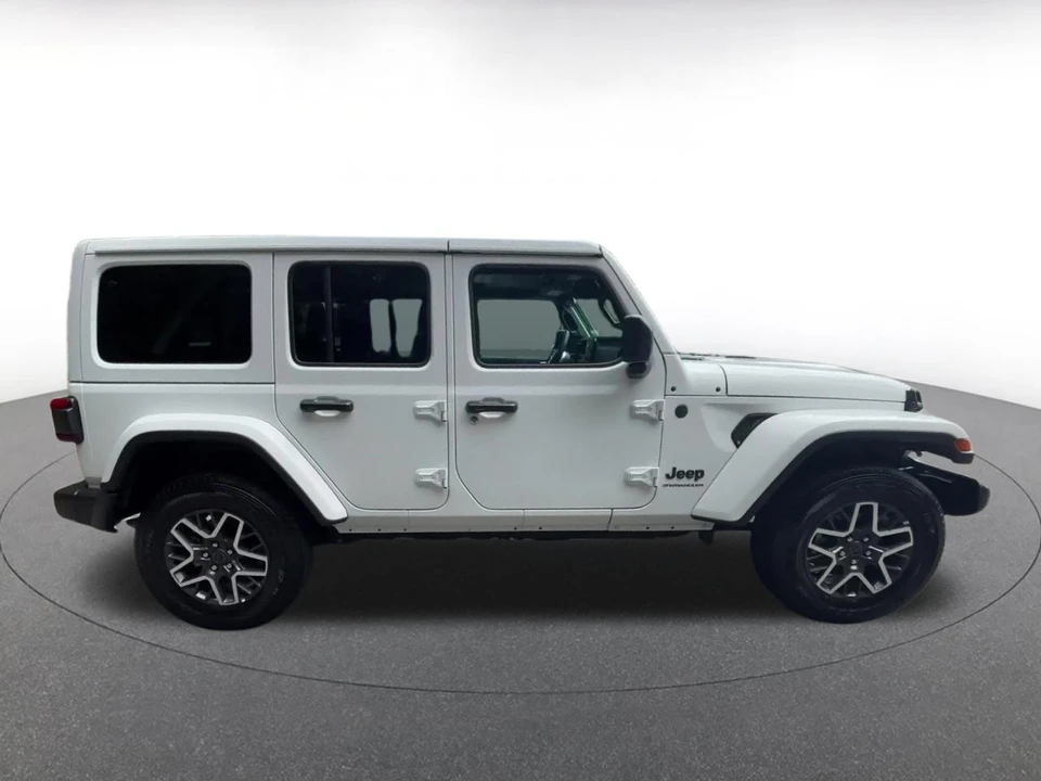 2025 Jeep JL Wrangler - Image 15 of 31