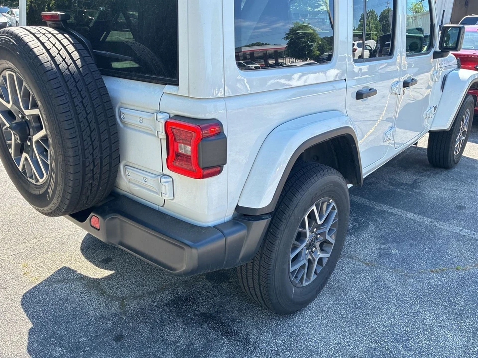 2025 Jeep JL Wrangler - Image 13 of 20