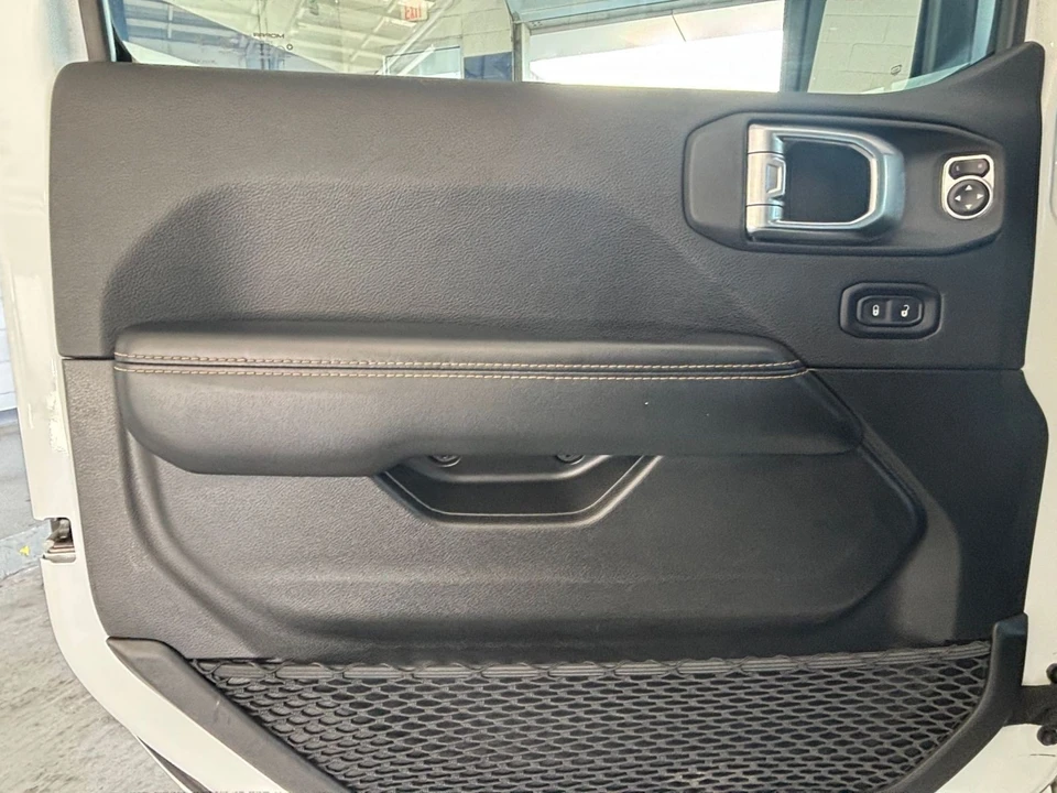 2025 Jeep JL Wrangler - Image 20 of 31