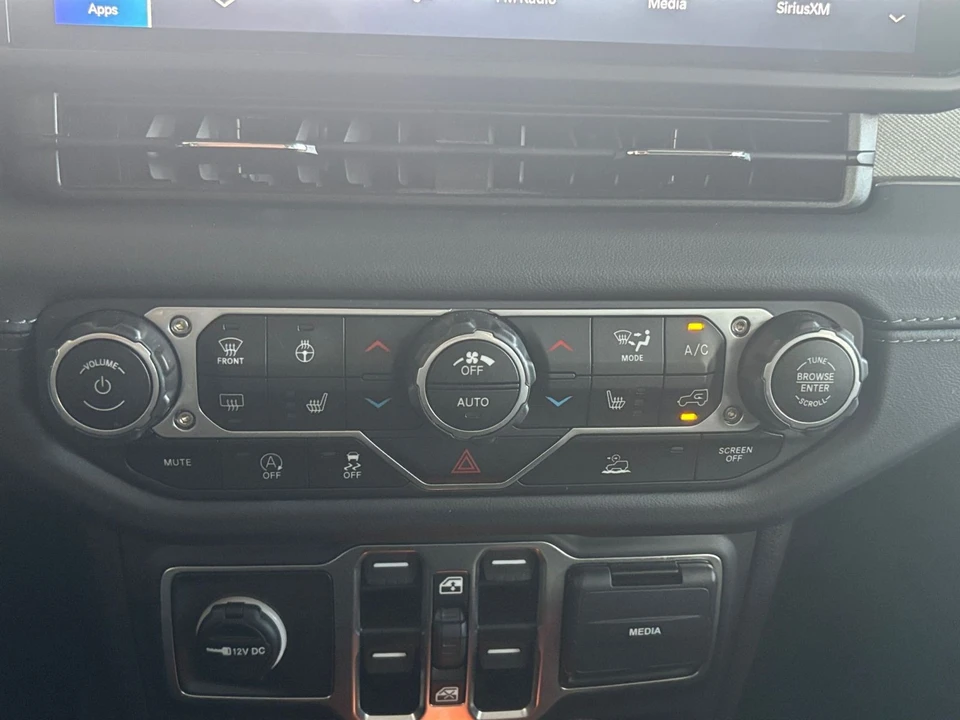 2025 Jeep JL Wrangler - Image 18 of 31