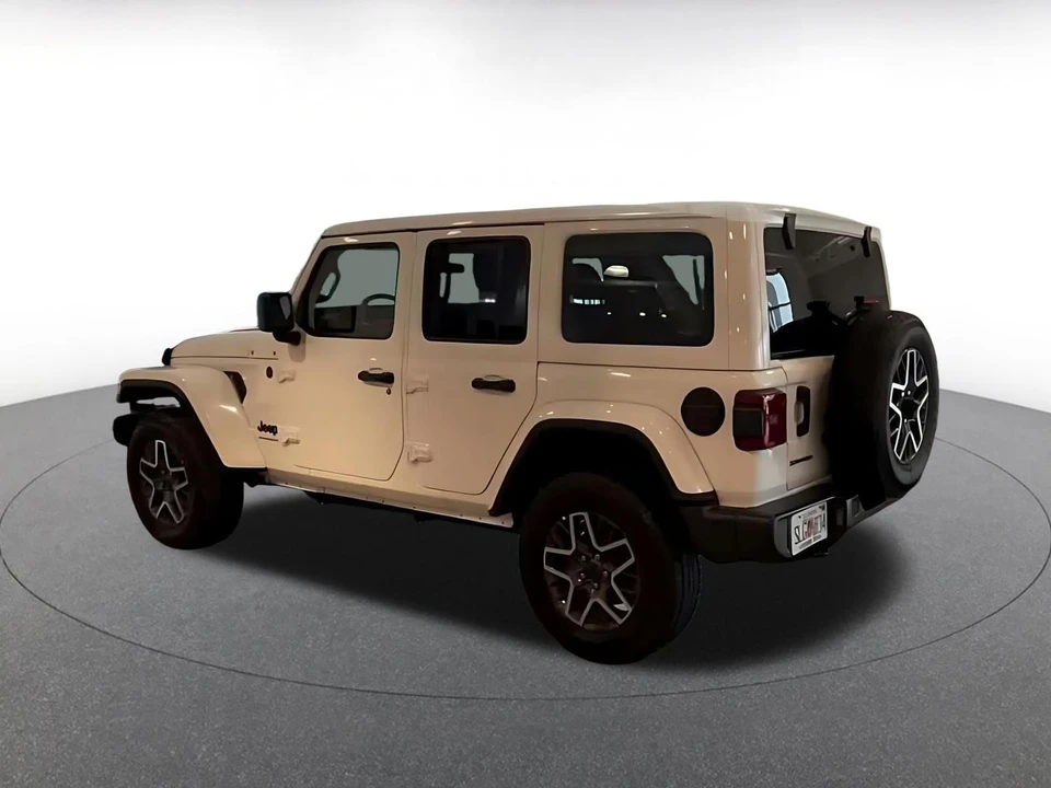 2025 Jeep JL Wrangler - Image 15 of 31