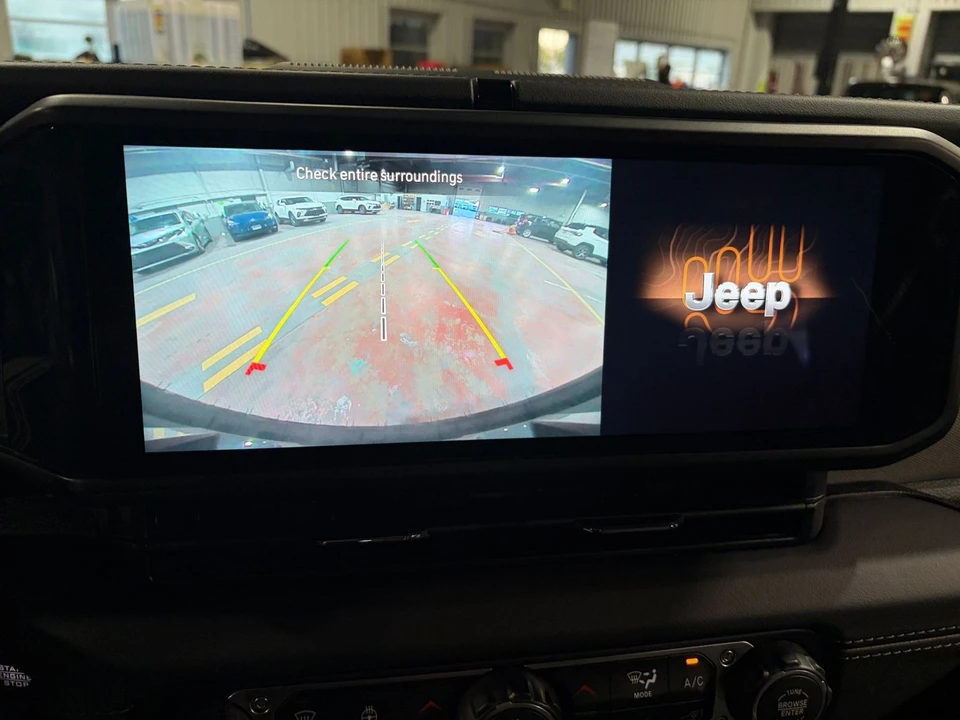 2025 Jeep JL Wrangler - Image 23 of 31