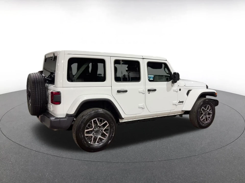 2025 Jeep JL Wrangler - Image 16 of 31