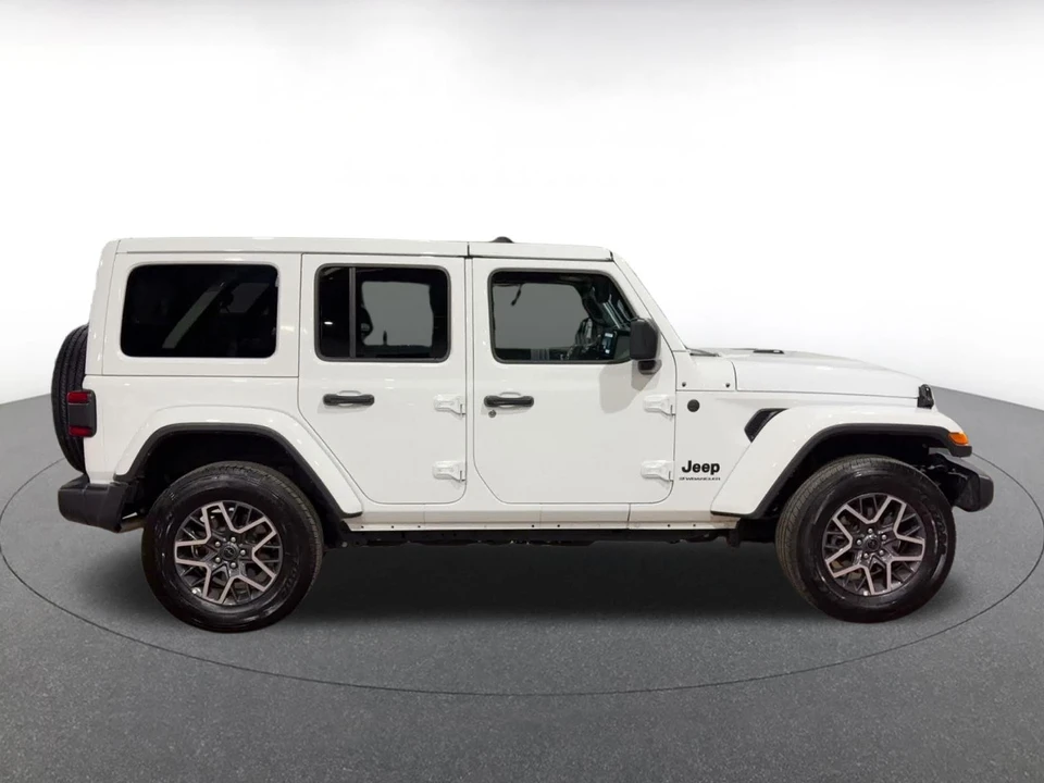 2025 Jeep JL Wrangler - Image 17 of 31