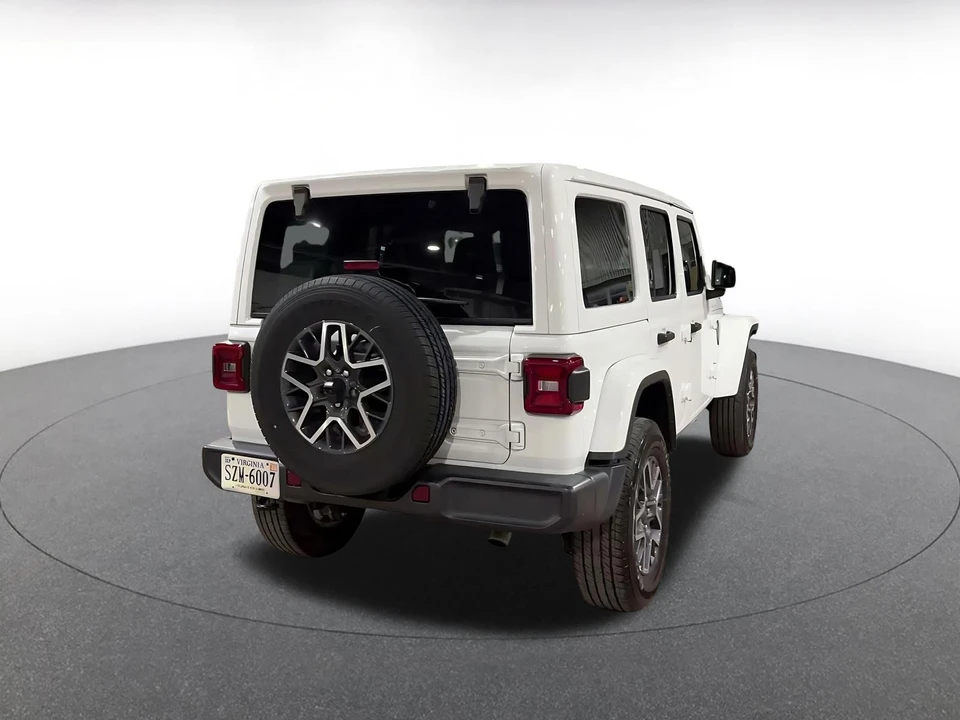 2025 Jeep JL Wrangler - Image 15 of 31