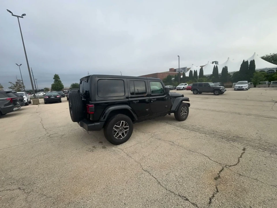 2025 Jeep JL Wrangler - Image 15 of 31