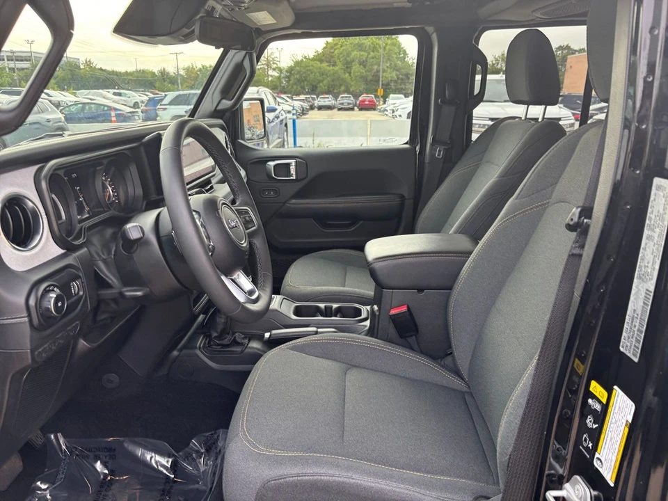 2025 Jeep JL Wrangler - Image 28 of 31