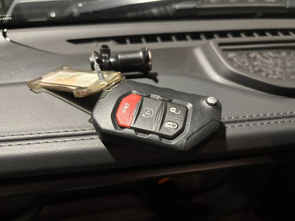 2025 Jeep JL Wrangler - Image 26 of 31