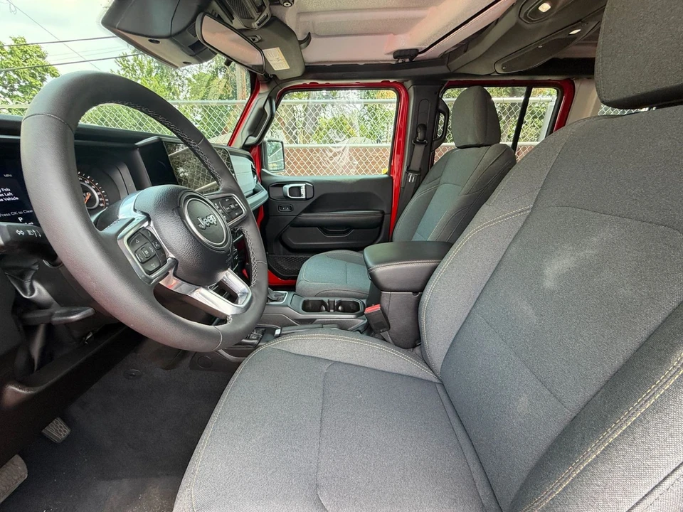 2025 Jeep JL Wrangler - Image 28 of 31