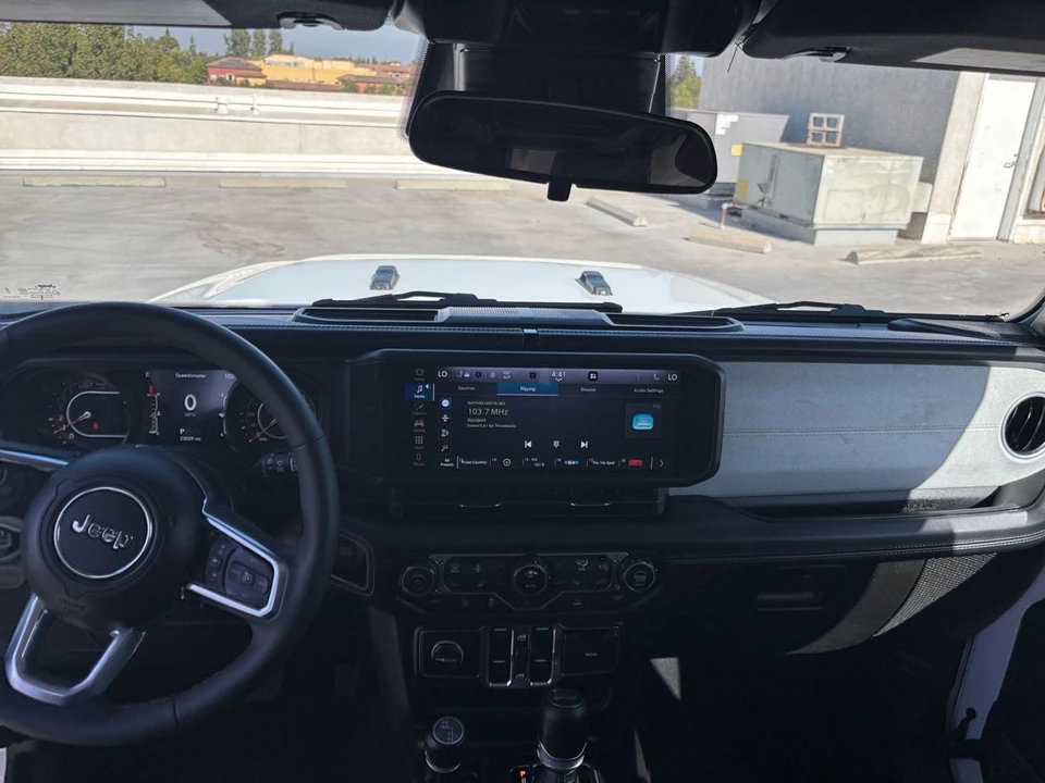 2025 Jeep JL Wrangler - Image 18 of 31