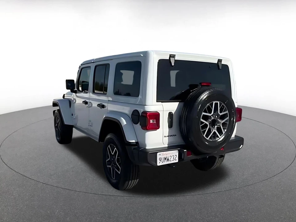 2025 Jeep JL Wrangler - Image 15 of 31