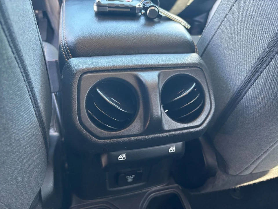 2025 Jeep JL Wrangler - Image 23 of 31