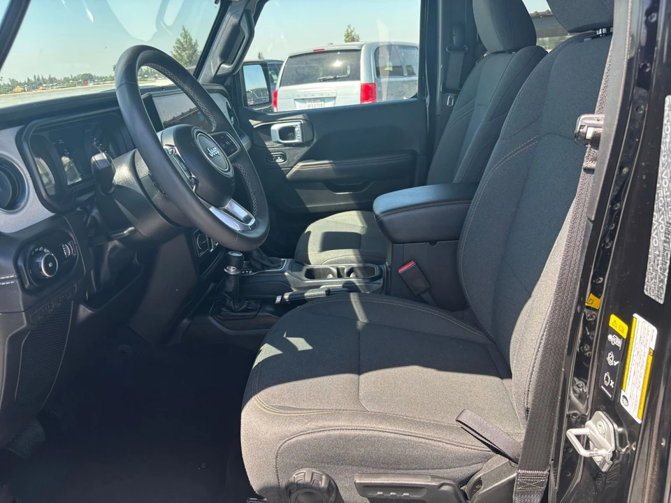 2025 Jeep JL Wrangler - Image 28 of 31
