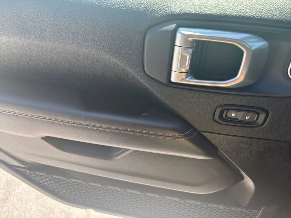 2025 Jeep JL Wrangler - Image 20 of 31