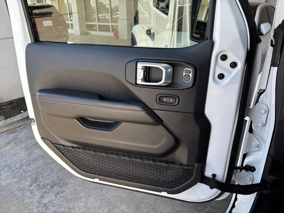 2025 Jeep JL Wrangler - Image 20 of 31