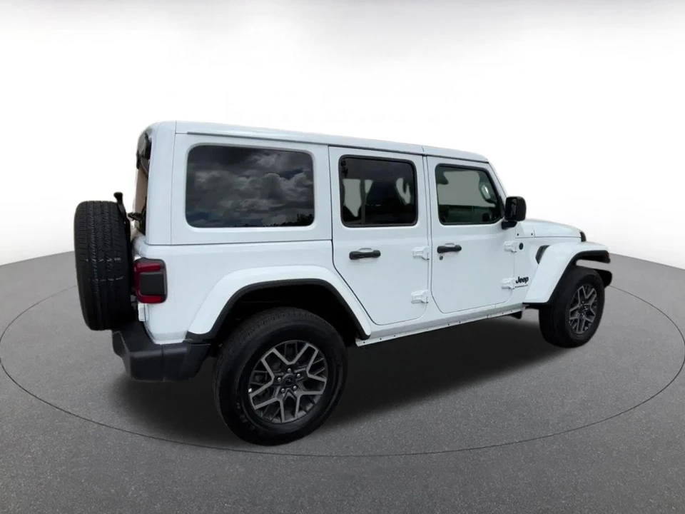 2025 Jeep JL Wrangler - Image 16 of 31