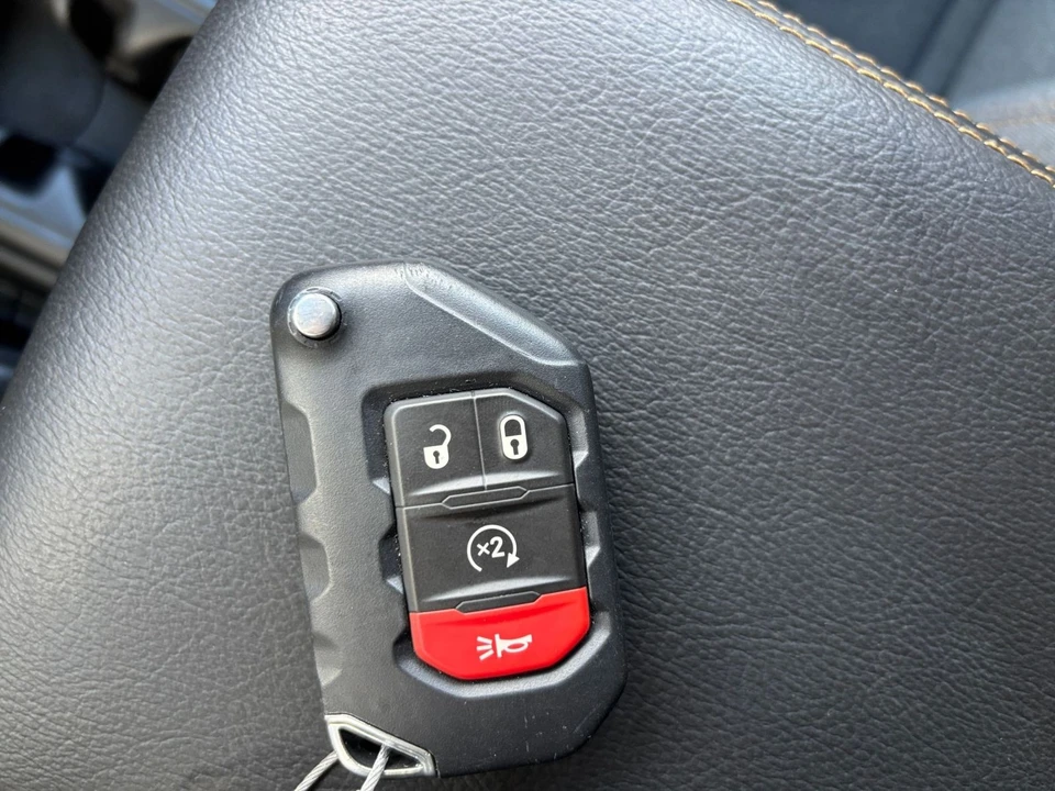 2025 Jeep JL Wrangler - Image 27 of 31
