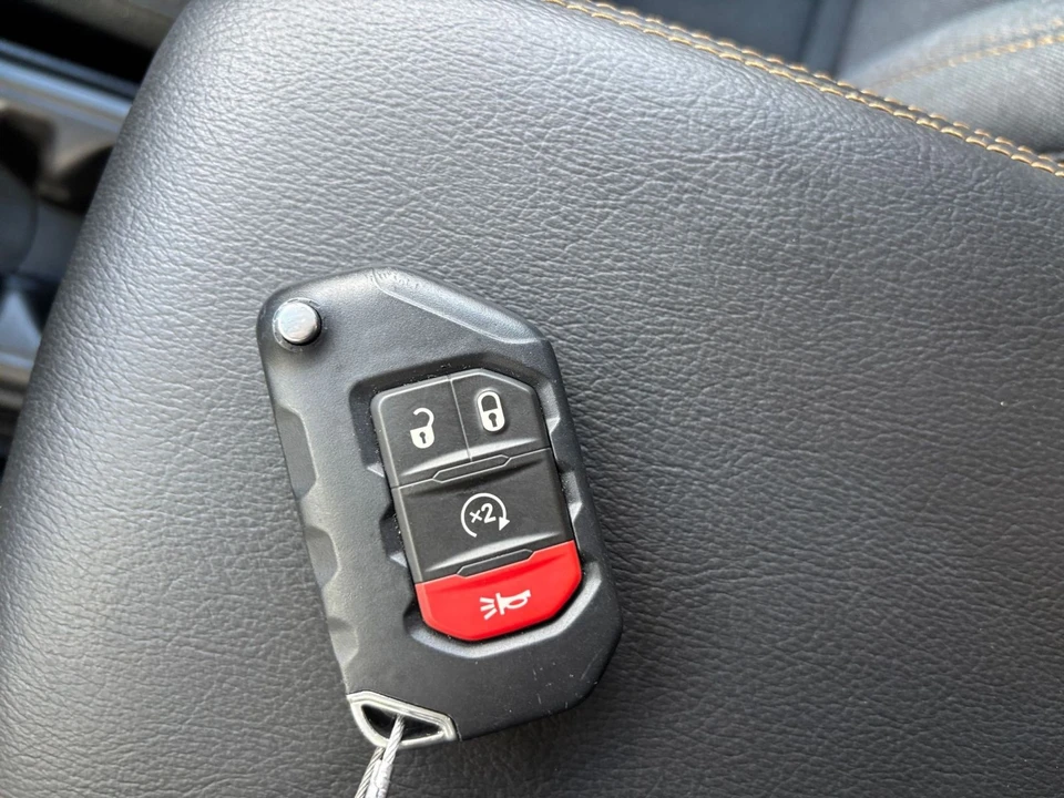 2025 Jeep JL Wrangler - Image 23 of 31