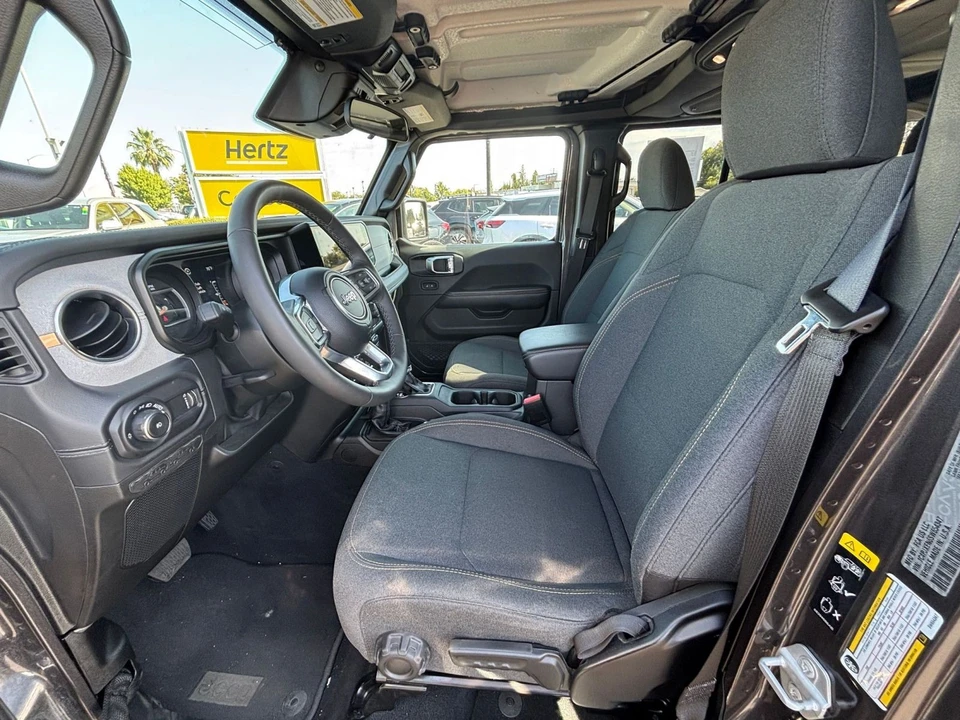 2025 Jeep JL Wrangler - Image 28 of 31