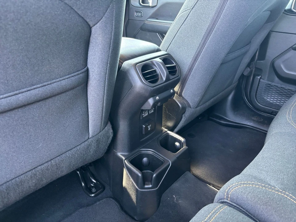 2025 Jeep JL Wrangler - Image 23 of 31