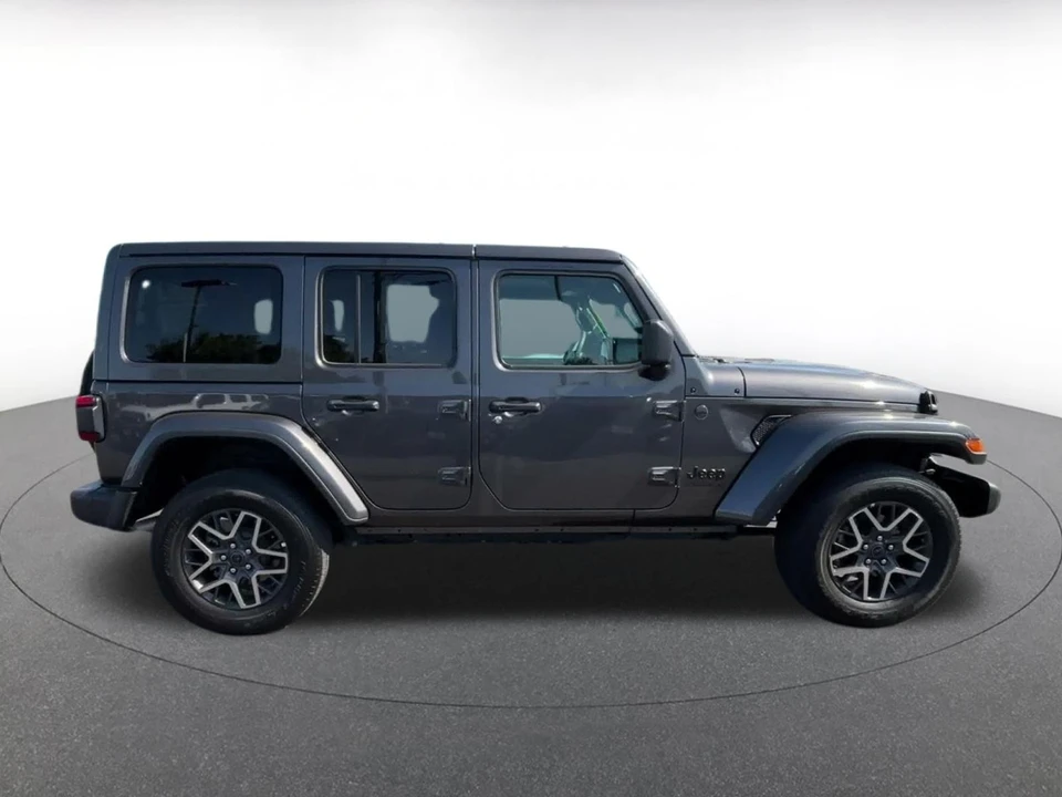 2025 Jeep JL Wrangler - Image 17 of 31