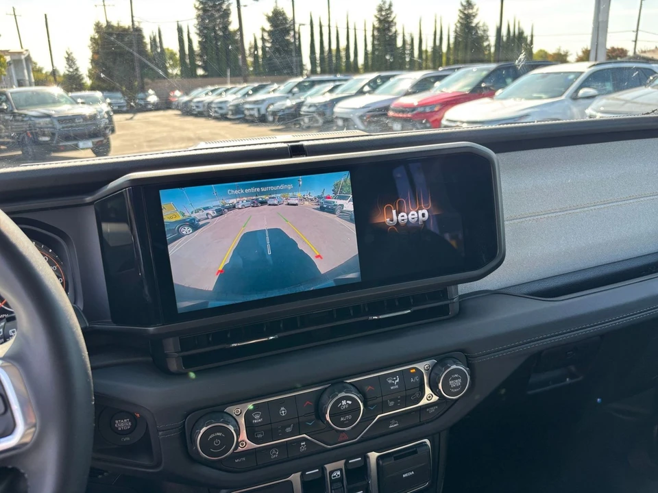 2025 Jeep JL Wrangler - Image 24 of 31