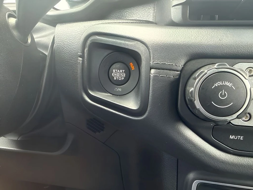 2025 Jeep JL Wrangler - Image 20 of 31