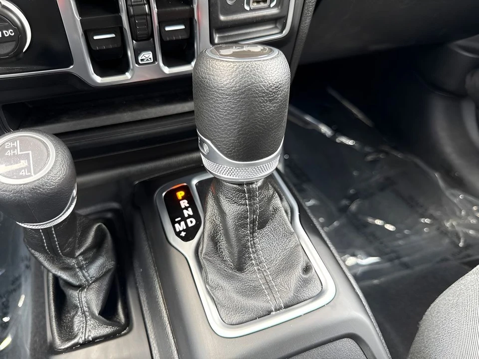 2025 Jeep JL Wrangler - Image 15 of 31