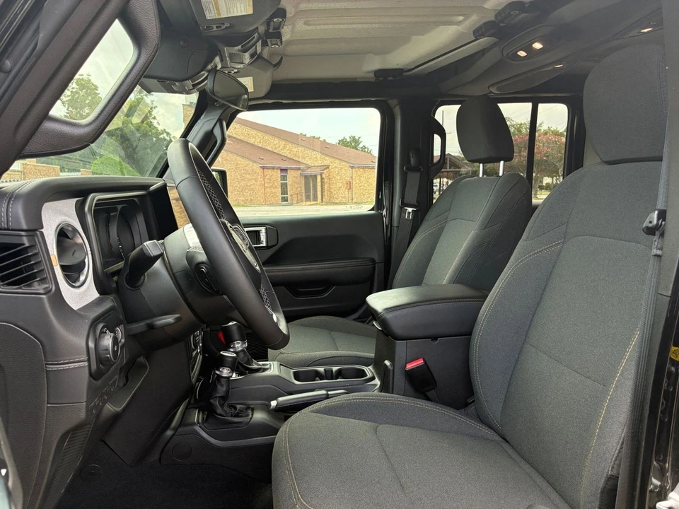 2025 Jeep JL Wrangler - Image 29 of 31