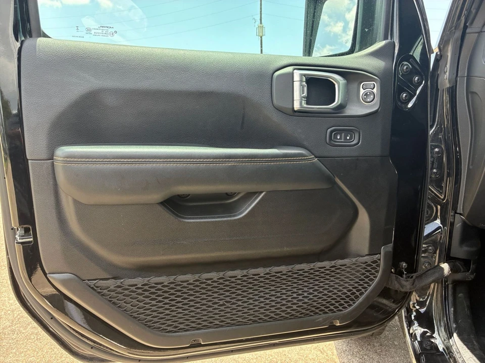 2025 Jeep JL Wrangler - Image 20 of 31