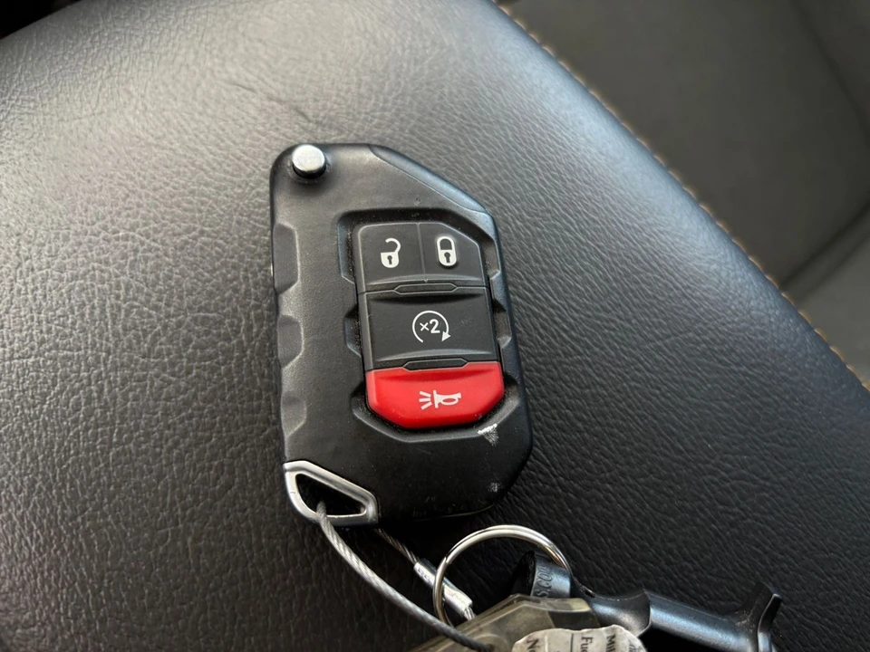 2025 Jeep JL Wrangler - Image 26 of 31