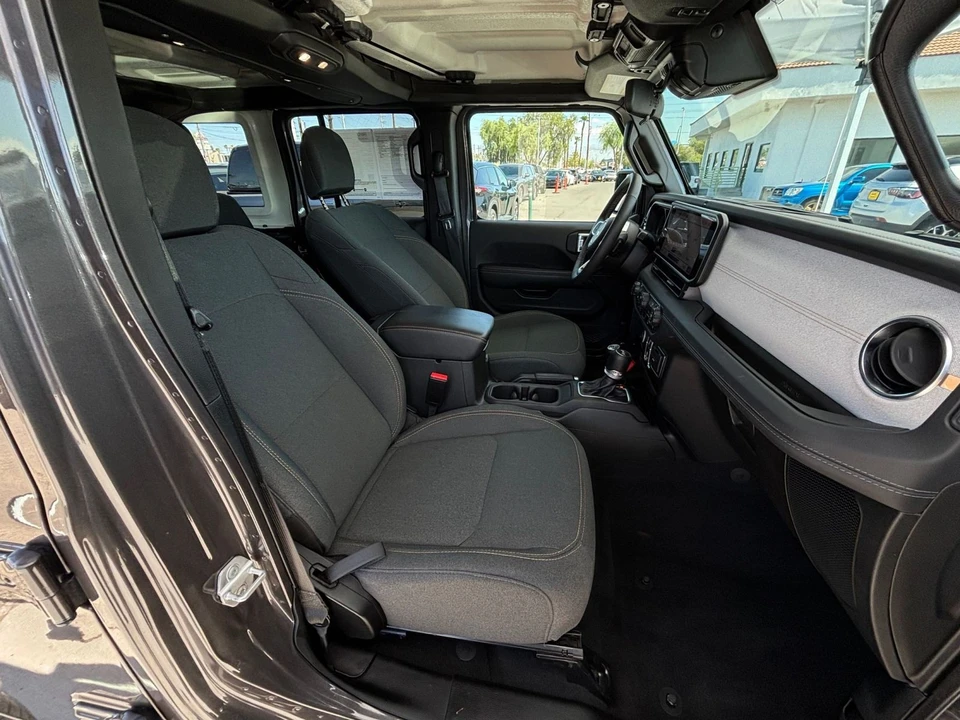 2025 Jeep JL Wrangler - Image 28 of 31