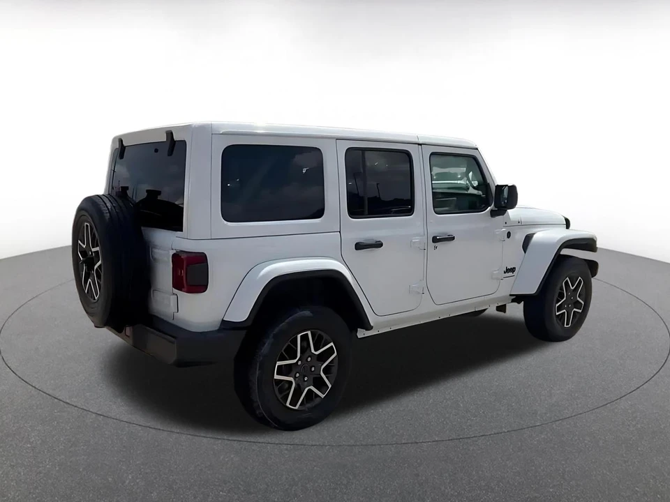 2025 Jeep JL Wrangler - Image 17 of 31