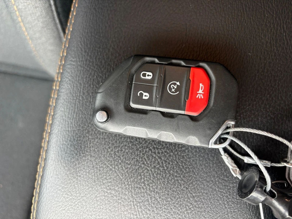 2025 Jeep JL Wrangler - Image 23 of 31