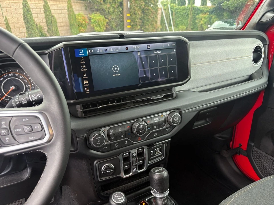 2025 Jeep JL Wrangler - Image 16 of 31