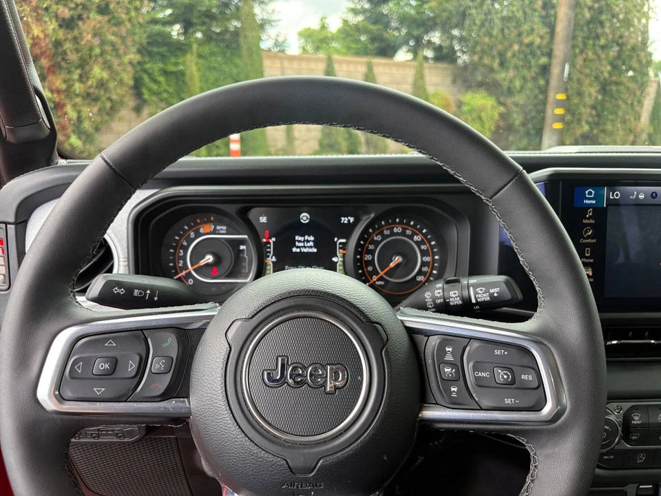 2025 Jeep JL Wrangler - Image 25 of 31