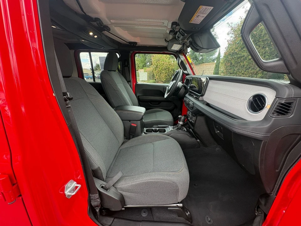 2025 Jeep JL Wrangler - Image 24 of 31