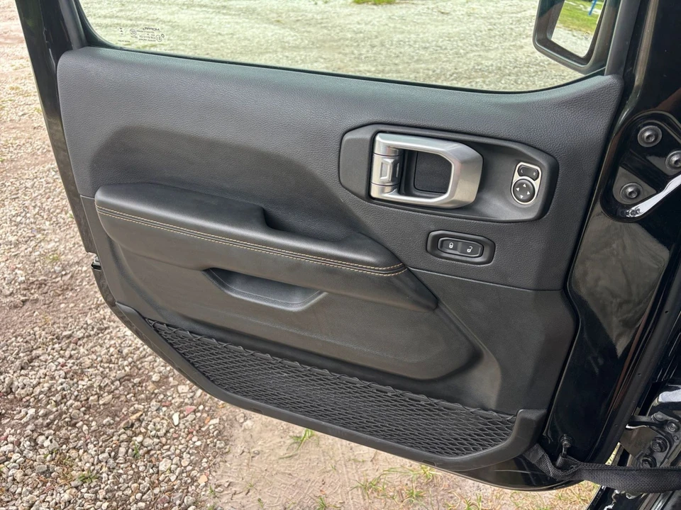 2025 Jeep JL Wrangler - Image 20 of 31
