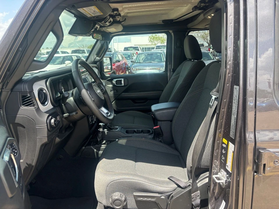 2025 Jeep JL Wrangler - Image 27 of 31