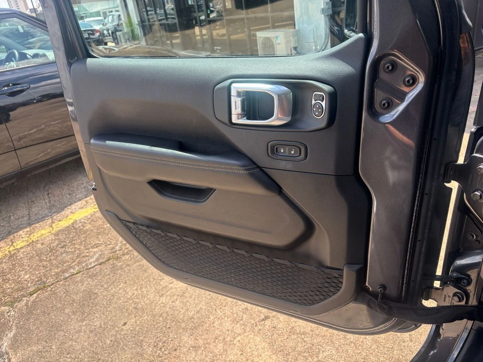 2025 Jeep JL Wrangler - Image 20 of 31
