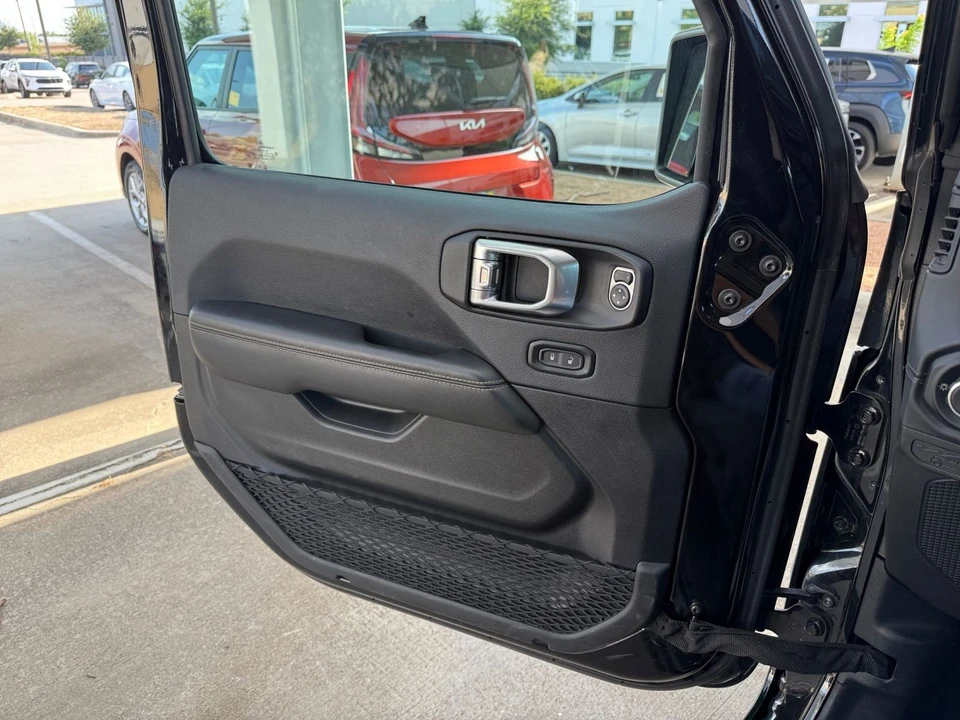 2025 Jeep JL Wrangler - Image 20 of 31