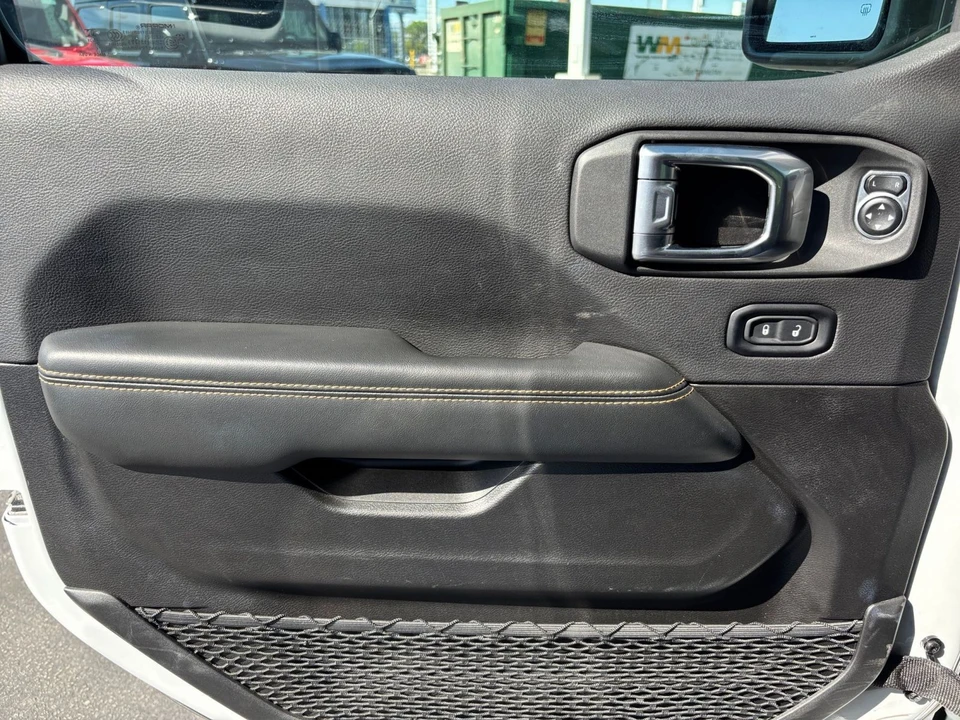 2025 Jeep JL Wrangler - Image 15 of 31